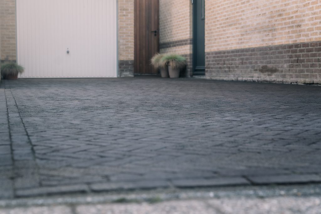 Aanleggen van oprit met sierbestrating door JDV Grond- en Straatwerk.