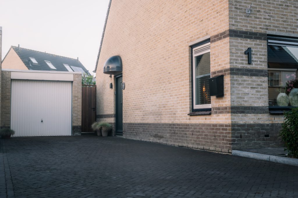 Aanleggen van oprit met sierbestrating door JDV Grond- en Straatwerk.