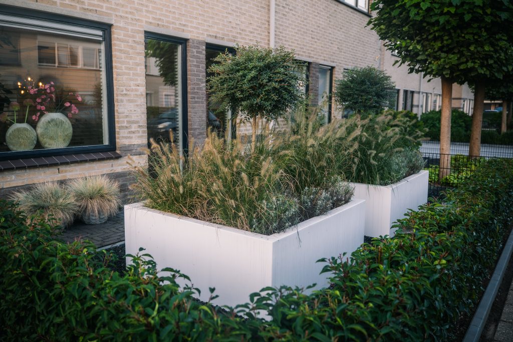 Onderhoud van luxe tuin met gazon en beplanting in Rivierenland
