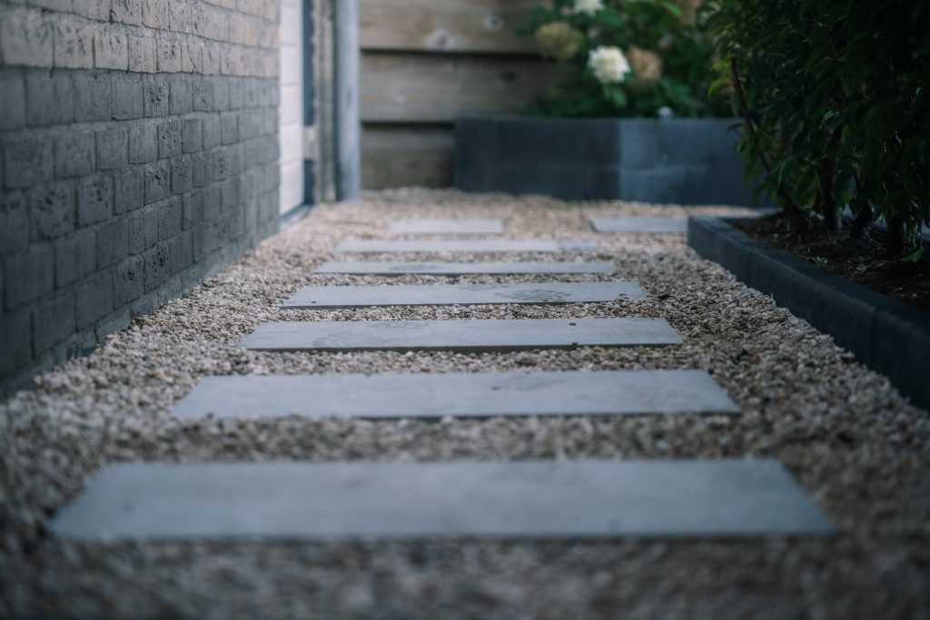 Aanleggen van tuinpad met sierbestrating door JDV Grond- en Straatwerk.