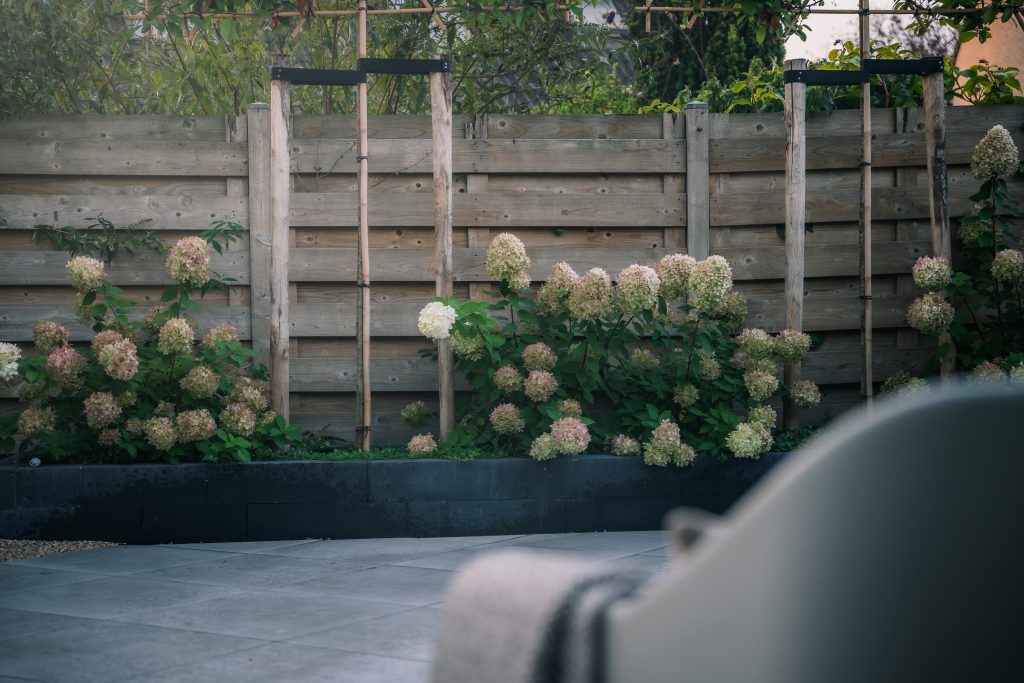 Tuinaanleg met bestrating en vlonder door JDV Grond & Straatwerk in De Betuwe