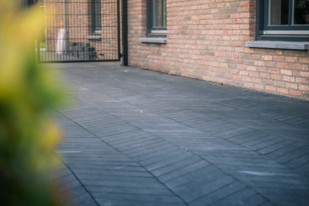 Aanleggen van oprit met sierbestrating door JDV Grond- en Straatwerk.