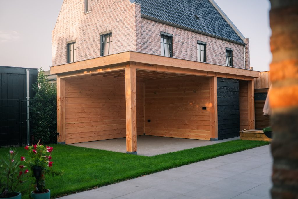 Houten overkapping en vlonder aangelegd door hovenier JDV Grond & Straatwerk