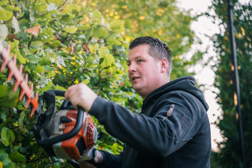 Hovenier legt tuin aan met gazon