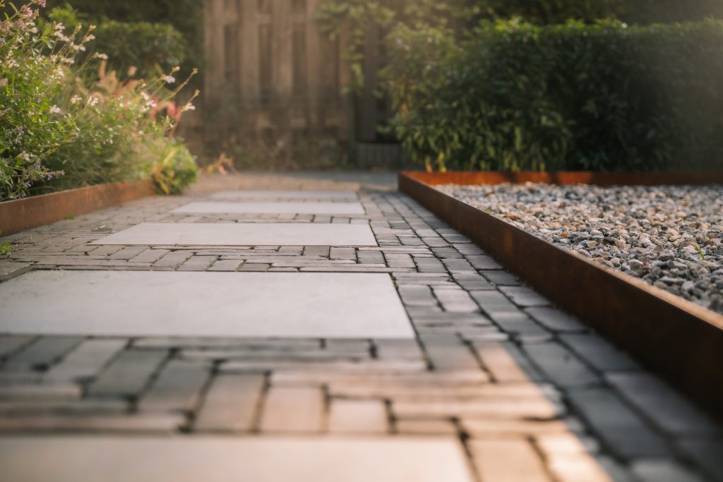 Aanleggen van tuinpad met sierbestrating door JDV Grond- en Straatwerk.