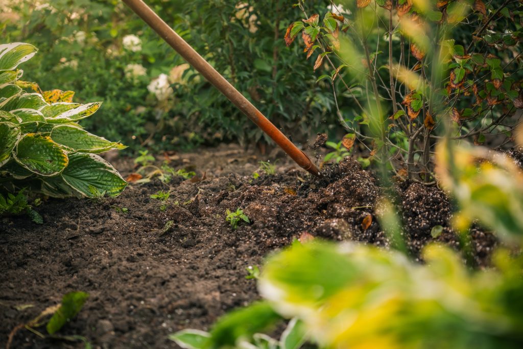 Bemesten van tuin met klein loonwerk in De Betuwe