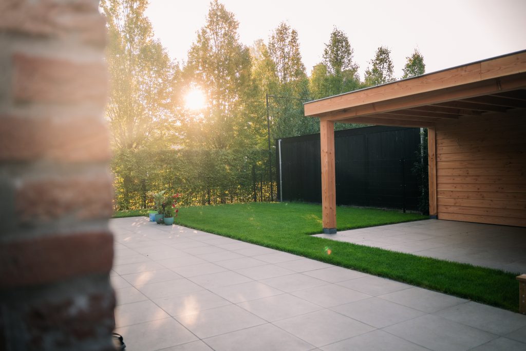 Keramische tegels gelegd op zand en gebroken puin in Kesteren door JDV Grond & Straatwerk
