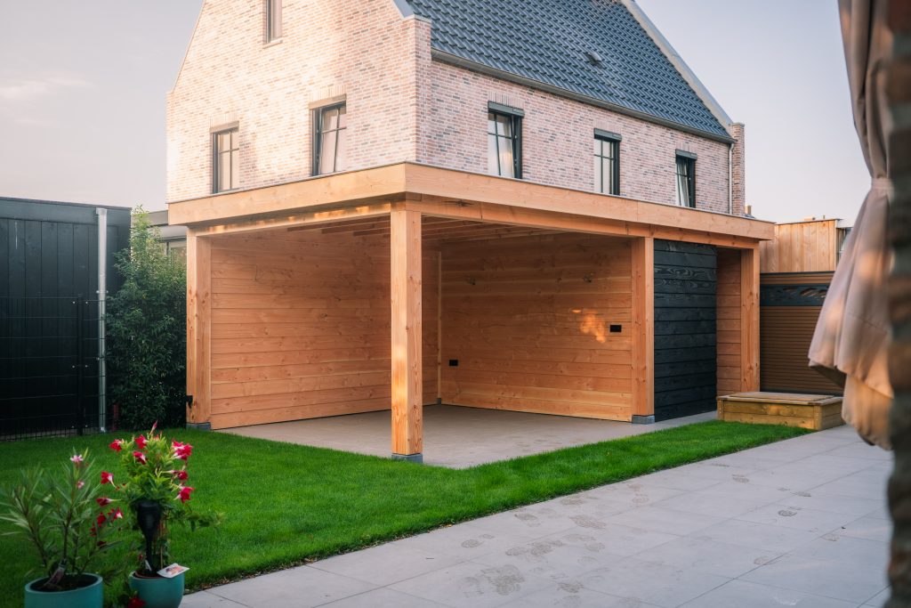 Maatwerk houten veranda in Kesteren door JDV Grond & Straatwerk
