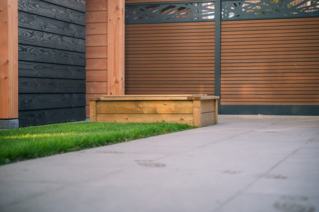 Keramische tegels gelegd op zand en gebroken puin in Kesteren door JDV Grond & Straatwerk